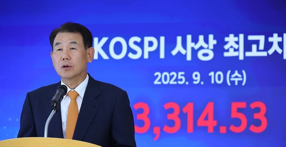 ▲ 코스피가 종가 기준 사상 최고치를 기록한 10일 오후 부산 남구 한국거래소에서 정은보 한국거래소 이사장이 인사말을 하고 있다. 코스피는 전일 대비 1.67% 오른 3314.53로 마감했다. 종가 기준 최고가를 경신한 것은 2021년 7월 6일(3305.21포인트) 이후 약 4년 2개월만이다./연합뉴스