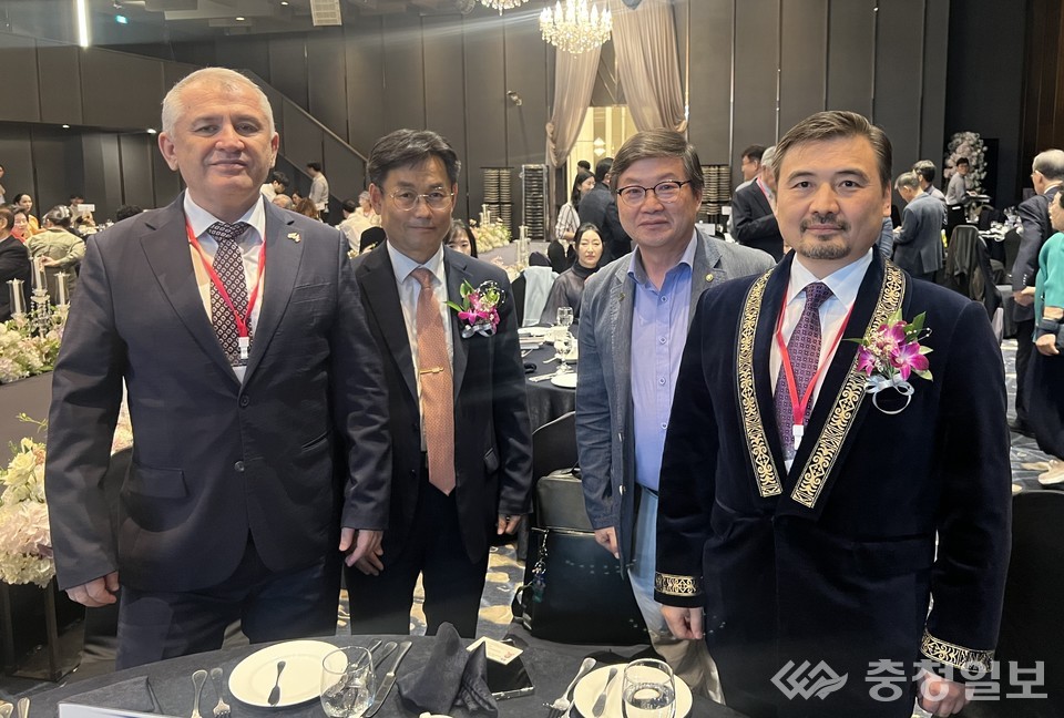 ▲ 서울 리버사이드호텔에서 열린 ‘7회 한·중앙아 친선의 날 2025’에서 중앙아시아 주요 4개국 관계자 등이 기념촬영을 하고 있다. 왼쪽부터 누루갈리 아르스타노프 카자흐스탄 대사, 김상욱 문화체육관광부 국립아시아문화전당장, 김범석 목원대 교수, 키롬 살로히딘 타지키스탄 대사