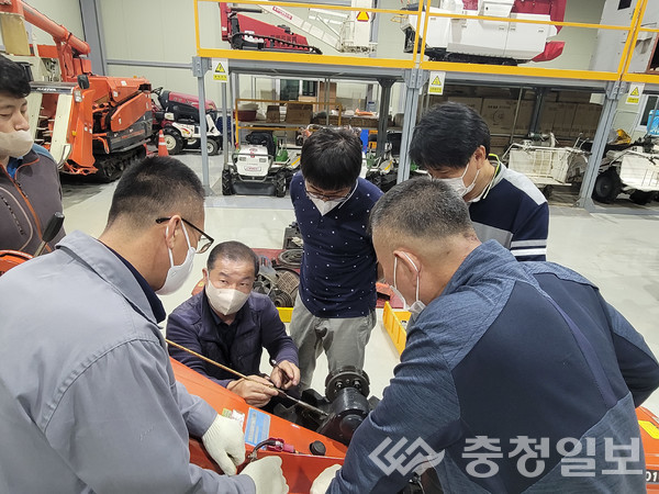 ▲ 충북 진천군이 운영하는 농기계 정비기능사 자격증 취득반 교육 모습.