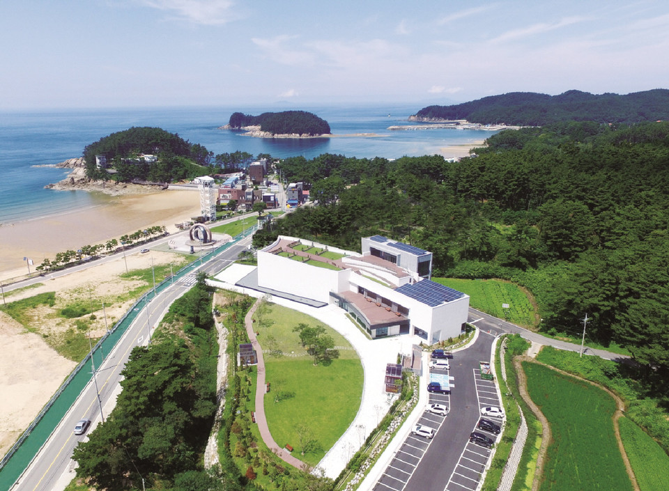 ▲ 유류피해극복기념관 전경.