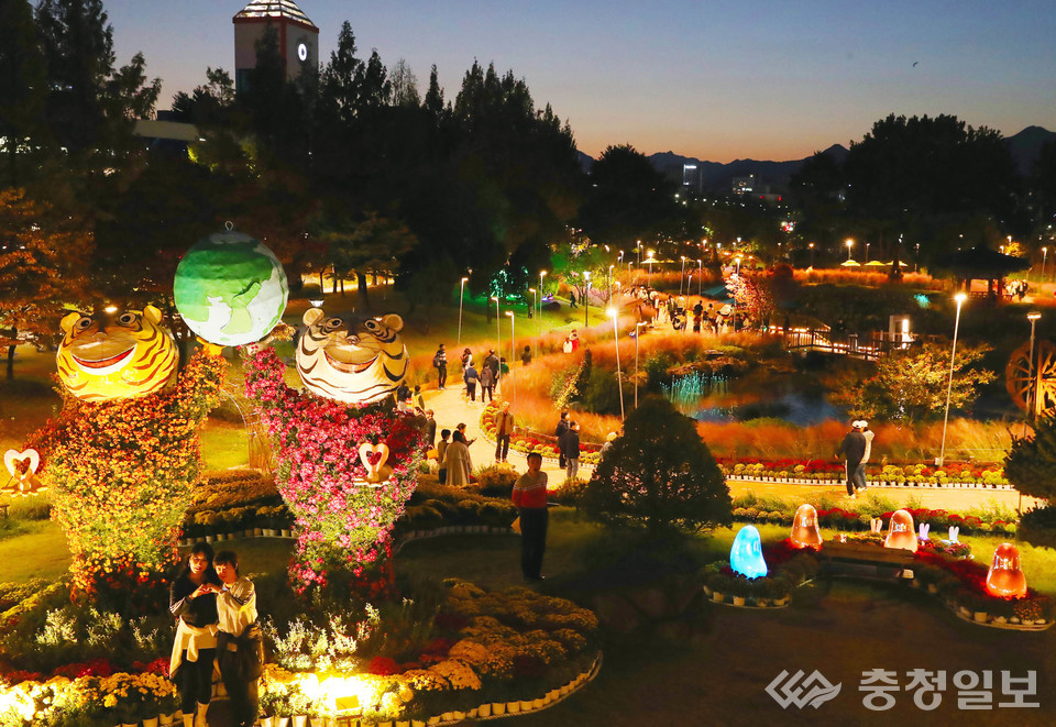 ▲ 2024 유성국화축제 야간 전경. 국화 조형물과 조명이 어우러져 환상적인 가을 정원을 연출하고 있다