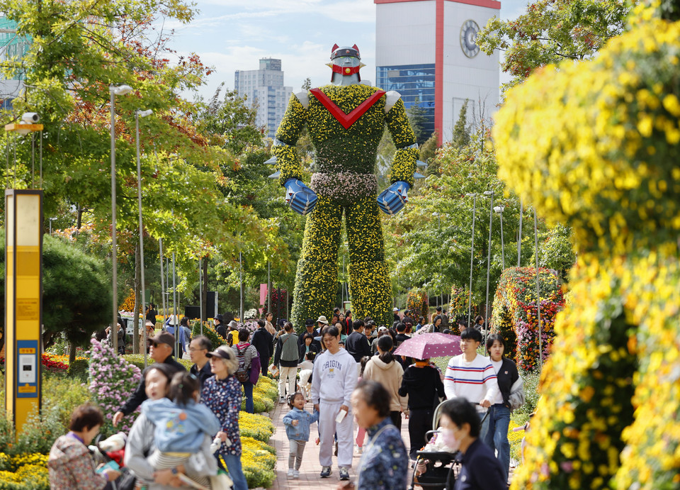 ▲ 유림공원 일원에서 열린 2024 유성국화축제 모습. 거대한 국화 조형물과 가을꽃길을 따라 시민들이 산책을 즐기고 있다