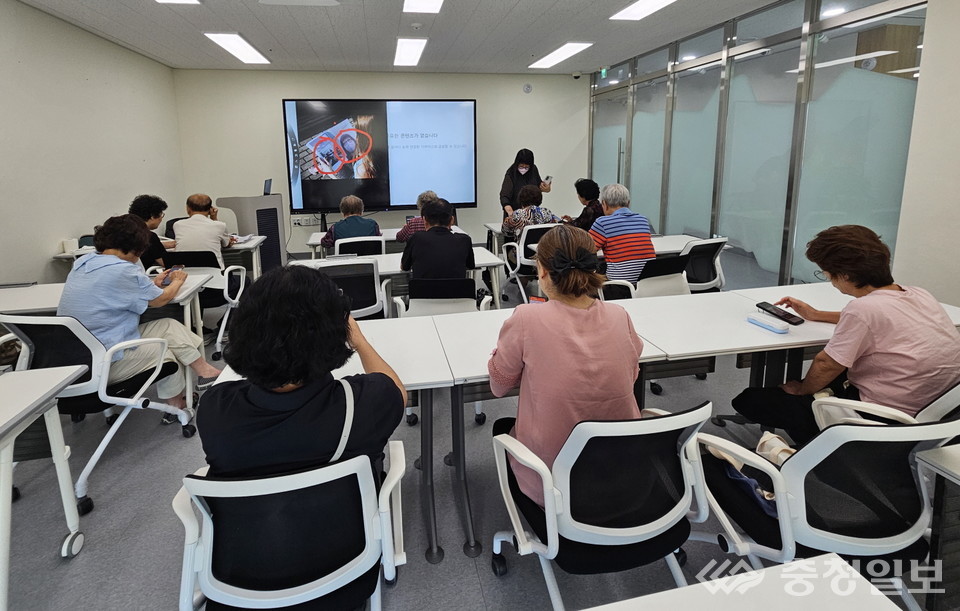 ▲ 충주시 시니어 디지털 특강에 참여한 주민들이 강의에 귀를 기울이고 있다.