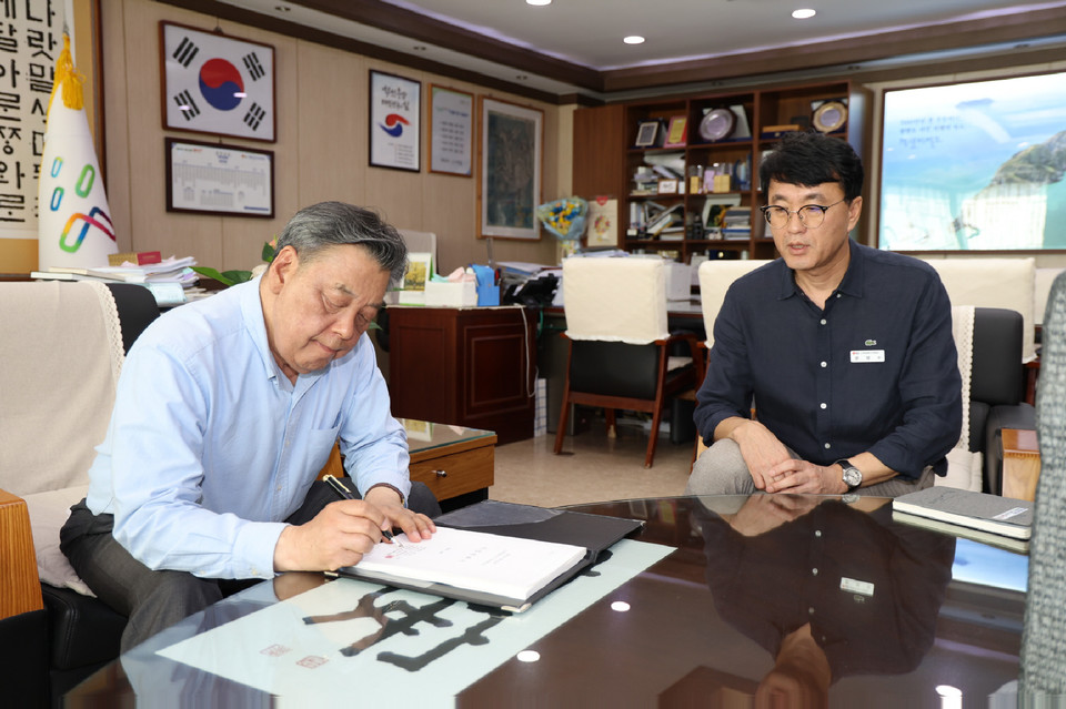▲ 집적화단지 신청서에 서명 중인 가세로 태안군수