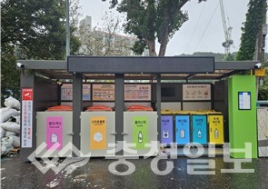 ▲ 석교동 102-7에 설치된 ‘클린하우스’. 종이, 플라스틱, 페트병 등 재활용품을 항목별로 구분해 버릴 수 있도록 설계됐으며, 주민이 상시 이용할 수 있는 자원순환형 배출 공간으로 운영된다