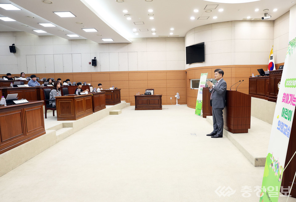 ▲ 15일 대전시 유성구의회 본회의장에서 열린 ‘2025 유성구 어린이 의회교실’에서 김동수 의장이 구즉초등학교 학생들에게 의회의 역할과 조례 제정 과정을 설명하고 있다