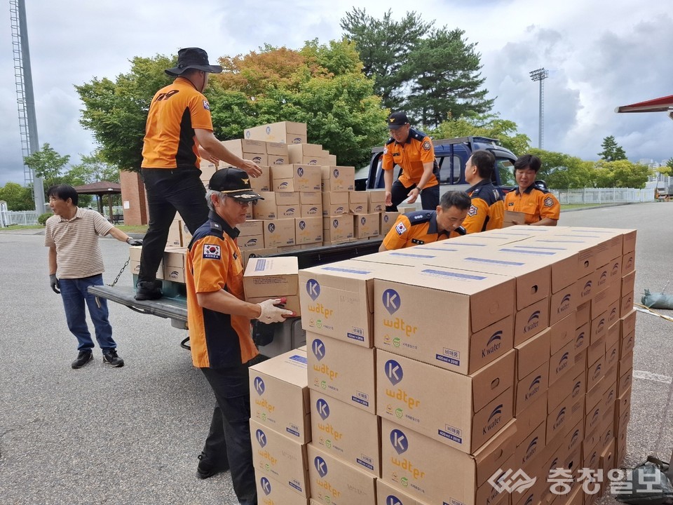 ▲ 지난 9월 강원도 강릉시 강북공설운동장에 한국수자원공사의 병입 수돗물이 지원되고 있는 모습