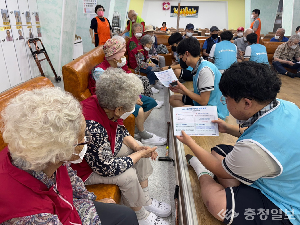 ▲ 충주고등학교 학생들이 15일 '테마봉사의 날'을 맞아 한 노인복지시설에서 노인들에게 스마트폰 사용법을 알려주고 있다.