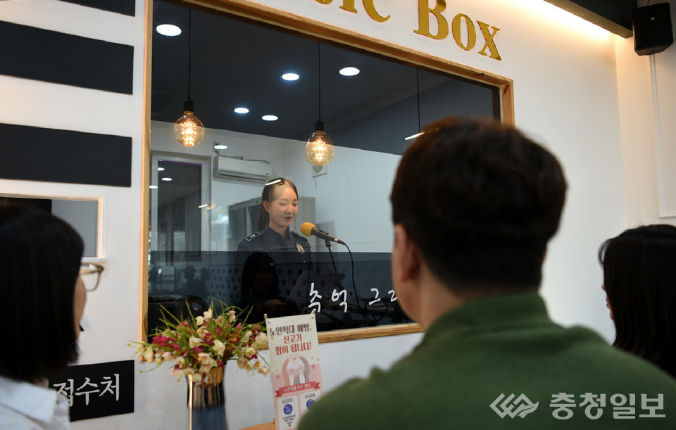 ▲ 충주경찰이 15일 자유무학시장에서 '충·전·중' 라이브 방송으로 보이스피싱 예방책을 홍보하고 있다.