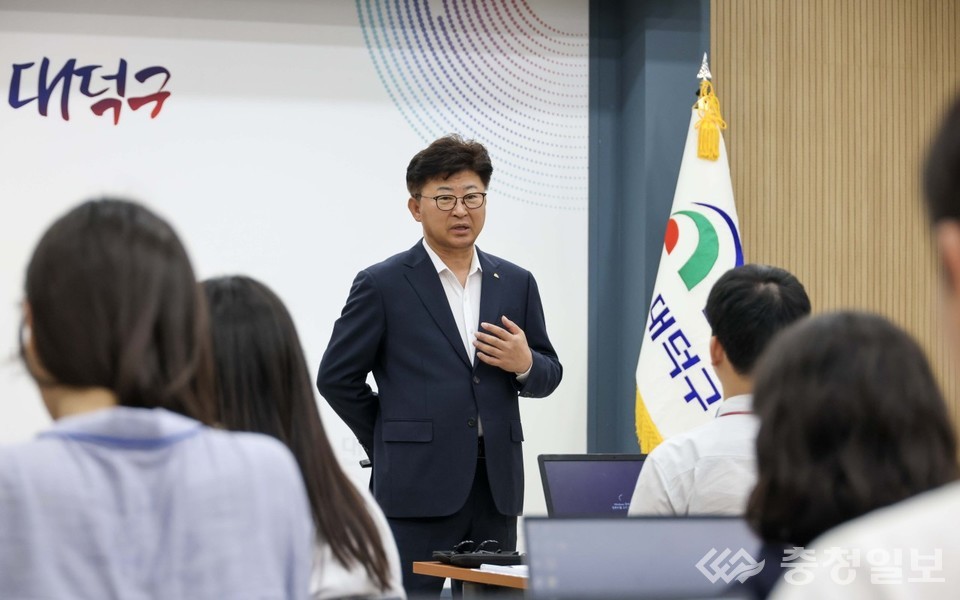▲ 최충규 대덕구청장이 16일 구청 대회의실에서 진행된 ‘하반기 생성형 AI(인공지능)직무역량 강화교육’에서 구청 직원들에게 당부의 말을 전하고 있다