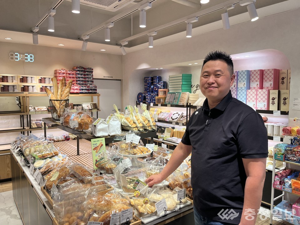 ▲ 뚜레쥬르 영동점의 김홍욱 대표.