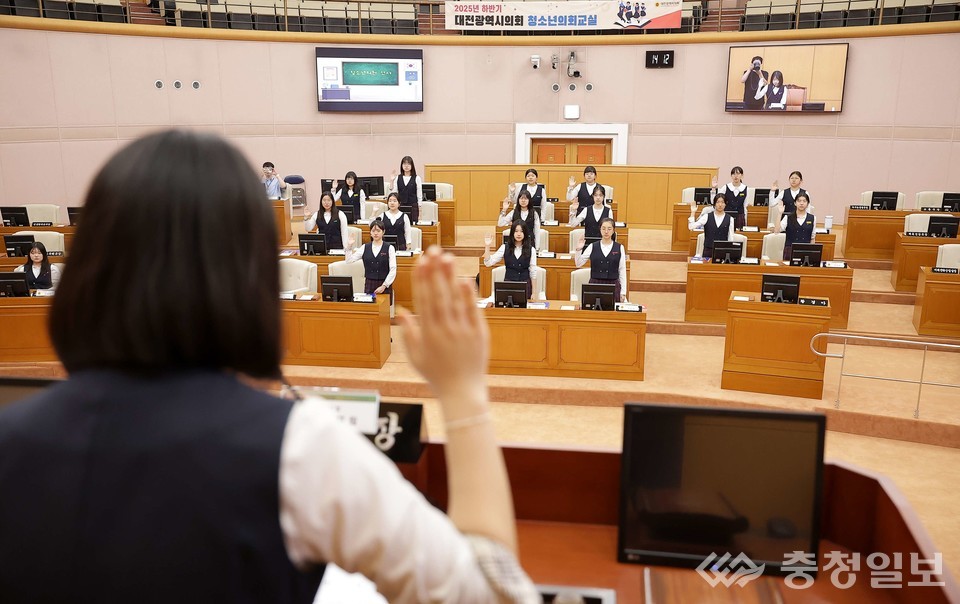 ▲ 대전광역시의회 본회의장에서 열린 ‘2025년 하반기 청소년 의회교실’에 참여한 호수돈여자중학교 학생들이 모의 회의를 진행하고 있다. 학생들은 이날 안건 상정부터 표결까지 실제 의정 절차를 직접 체험하며 민주적 의사결정 과정을 배우는 뜻깊은 시간을 가졌다
