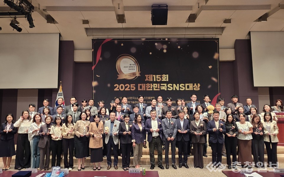 ▲ 한국프레스센터 국제회의장에서 열린 ‘제15회 2025 대한민국 SNS대상’ 시상식 현장. 이날 행사에서 대전관광공사는 꿈돌이 캐릭터를 활용한 감성형 관광 콘텐츠로 호평받으며 공사 부문 최우수상을 수상했다