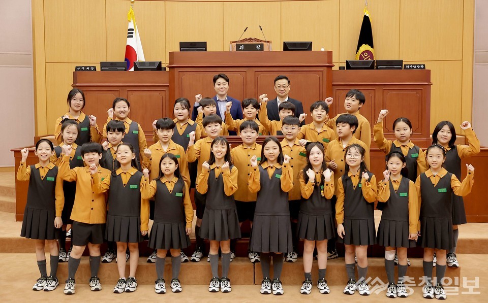 ▲ 대전 성모초등학교 4학년 학생들이 14일 대전시의회 본회의장을 방문해 일일 의정체험을 마친 뒤 기념촬영을 하고 있다. 앞줄에는 학생들이 밝은 표정으로 파이팅을 외치고 있으며, 뒤편에는 김진오 의원과 민경배 의원이 함께 자리해 학생들을 격려하고 있다