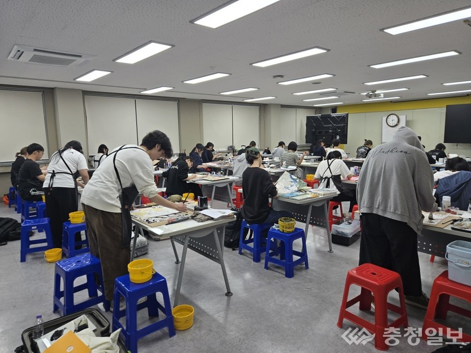 ▲ 수험생들이 집중 속에 작품을 완성하며 각자의 창의적 아이디어를 표현하고 있다