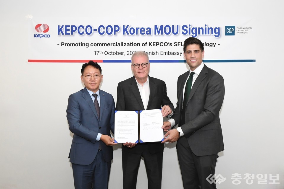 ▲ 문일주 한국전력 기술혁신본부장(왼쪽)과 조나단 스핑크 COP-Korea 대표(오른쪽)가 17일 주한 덴마크 대사관에서 ‘SFL 기술 사업화 및 글로벌 해상풍력 협력’ 업무협약을 체결한 뒤 미카엘 헴니티 빈터 주한 덴마크 대사(가운데)와 함께 협약서를 들어 보이고 있다