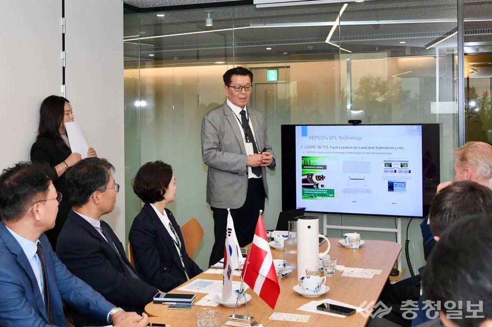 ▲ ​한전 관계자가 17일 주한 덴마크 대사관에서 열린 한전–COP 업무협약식에서 SFL(Smart Fault Locator) 기술의 원리와 해외 적용 사례를 설명하고 있다. 이번 협약을 통해 양 기관은 해상풍력 해저케이블 진단 기술의 사업화와 글로벌 시장 진출을 공동 추진한다​