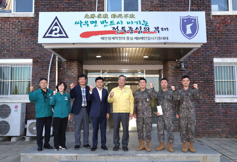 ▲ 가세로 태안군수가 지난 추석연휴 기간 밀입국자를 검거한 8해안감시기동대대를 찾아 관계자들을 격려하고 있다