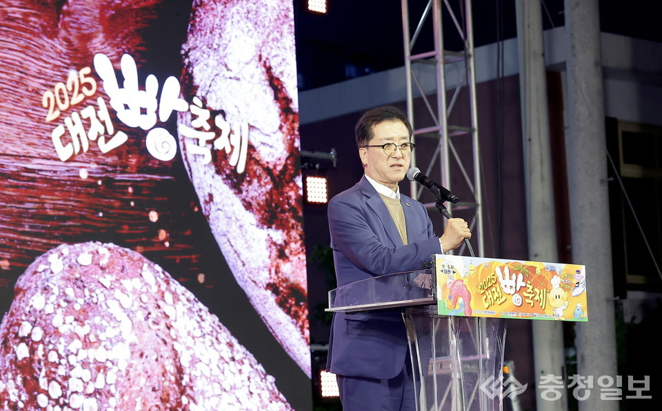 ▲ 조원휘 대전시의회 의장이 18일 소제동 카페거리 메인무대에서 열린 ‘2025 대전 빵축제’ 개막식에서 축하 인사를 전하고 있다