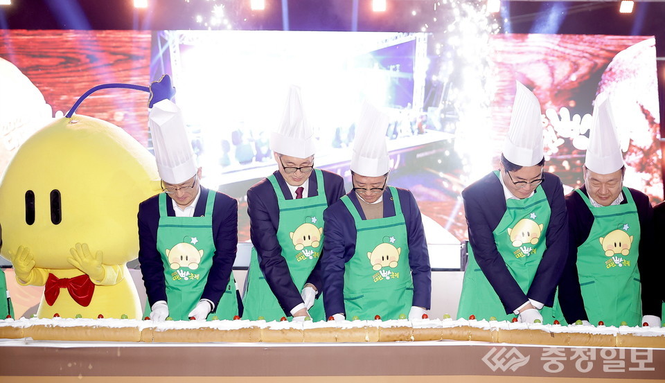 ▲ 조원휘 대전시의회 의장(가운데)을 비롯한 내빈들이 18일 소제동 카페거리 메인무대에서 열린 ‘2025 대전 빵축제’ 개막식에서 대형 롤케이크 커팅 퍼포먼스를 펼치고 있다