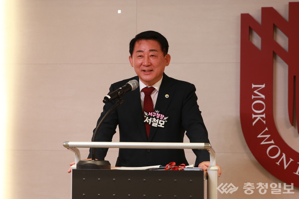 ▲ 서철모 서구청장이 ‘2025 목원대·대전 서구 데이터 활용 성과공유회’에서 축사를 하고 있다. 서 구청장은 이 자리에서 “데이터는 행정의 혁신을 이끄는 핵심 도구이며, 지역과 대학이 협력해 시민이 체감하는 정책을 만들어가겠다”고 밝혔다