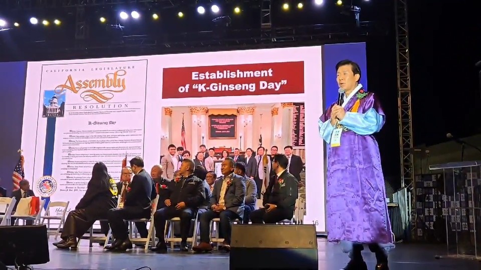 ▲ 박범인 군수(오른쪽)가 LA 한인축제 개막식에 금산인삼을 홍보하고 있다./금산군 제공