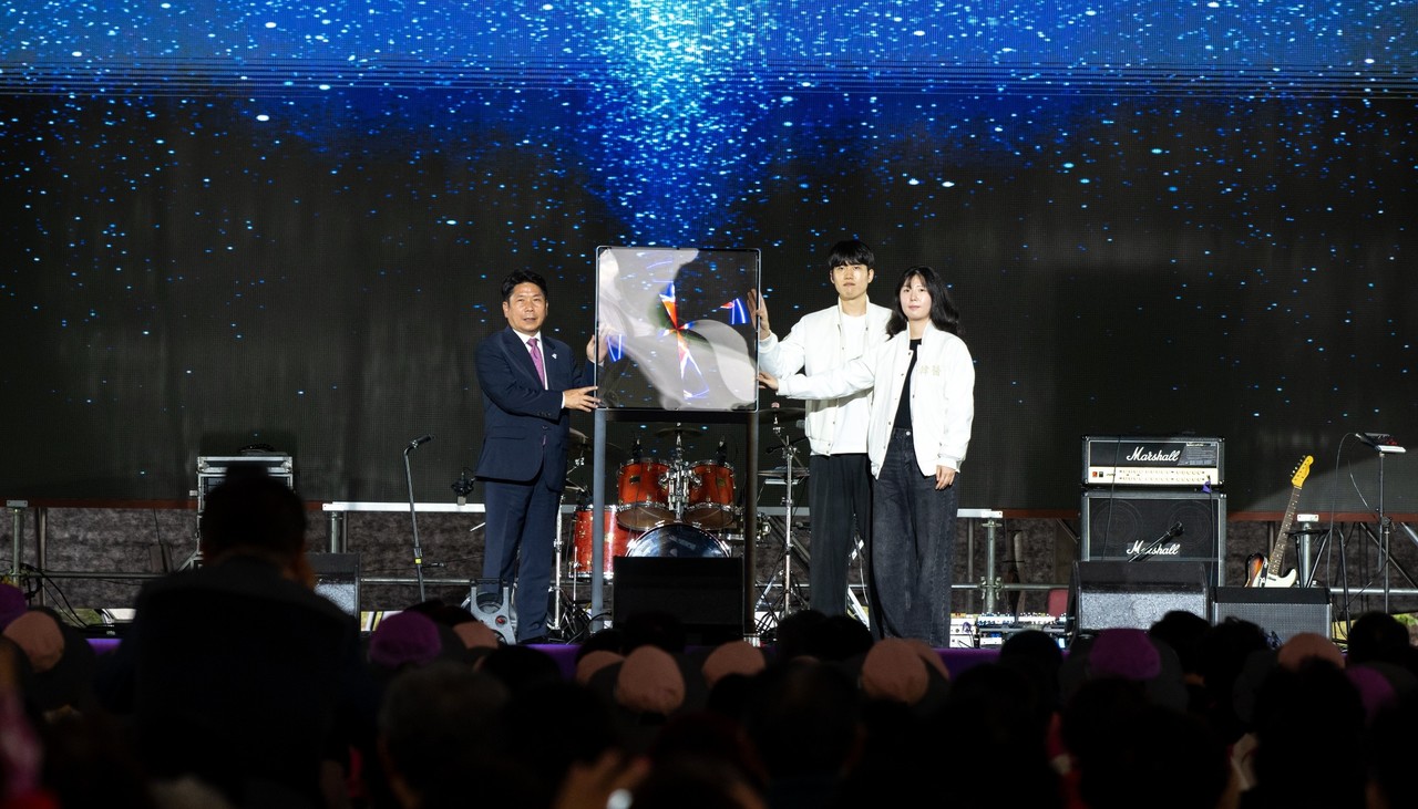 ▲ 19일 2025제천국제한방천연물산업엑스포 폐막식에서 김창규 제천시장(왼쪽·집행위원장)이 엑스포 주제관 상징 조형물을 대학생에게 전달하고 있다. 사진=제천시제공