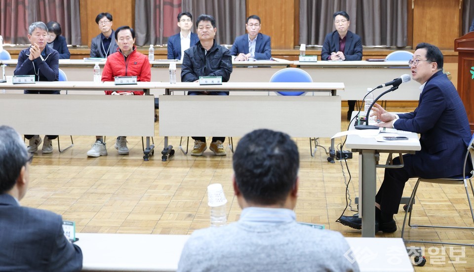 ▲ 사진 우측 이장우 대전시장이 28개 전통시장 상인과 간담회를 주재하고 있다