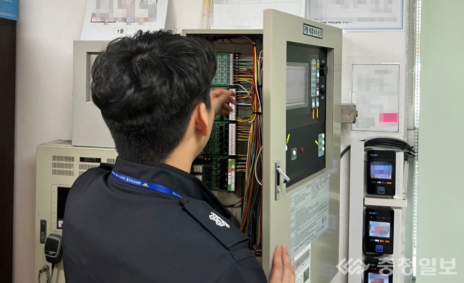 ▲ 대전소방본부 관계자가 수능시험을 앞두고 시험장 내 소방시설을 점검하며 화재안전 상태를 세밀히 확인하고 있다