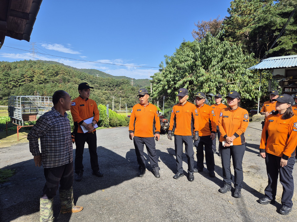 ▲청양소방서는 지난 17일 청양군 화성면 일원에서 축사화재 발생 시 신속하고 체계적인 대응을 위한 현장 맞춤형 소방훈련을 실시했다.