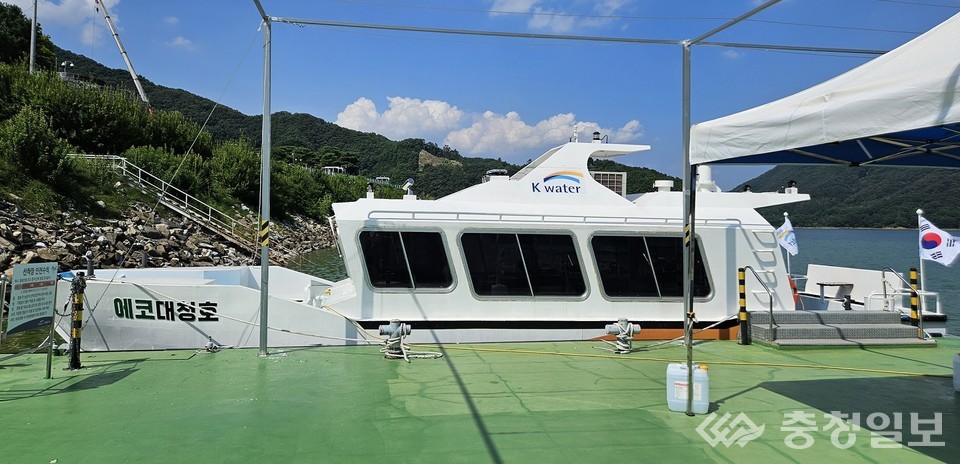 ▲ 대청댐 문의수역에서 운항 중인 ‘에코대청호’ 수질 점검과 환경 모니터링 등 현장 대응에 활용되고 있다