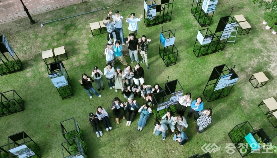 ▲ 국립한밭대학교 산업디자인학과 학생들이 2025 유성국화축제 행사장에 ‘팝업 갤러리 프로젝트’ 작품 전시 후 포즈를 취하고 있다