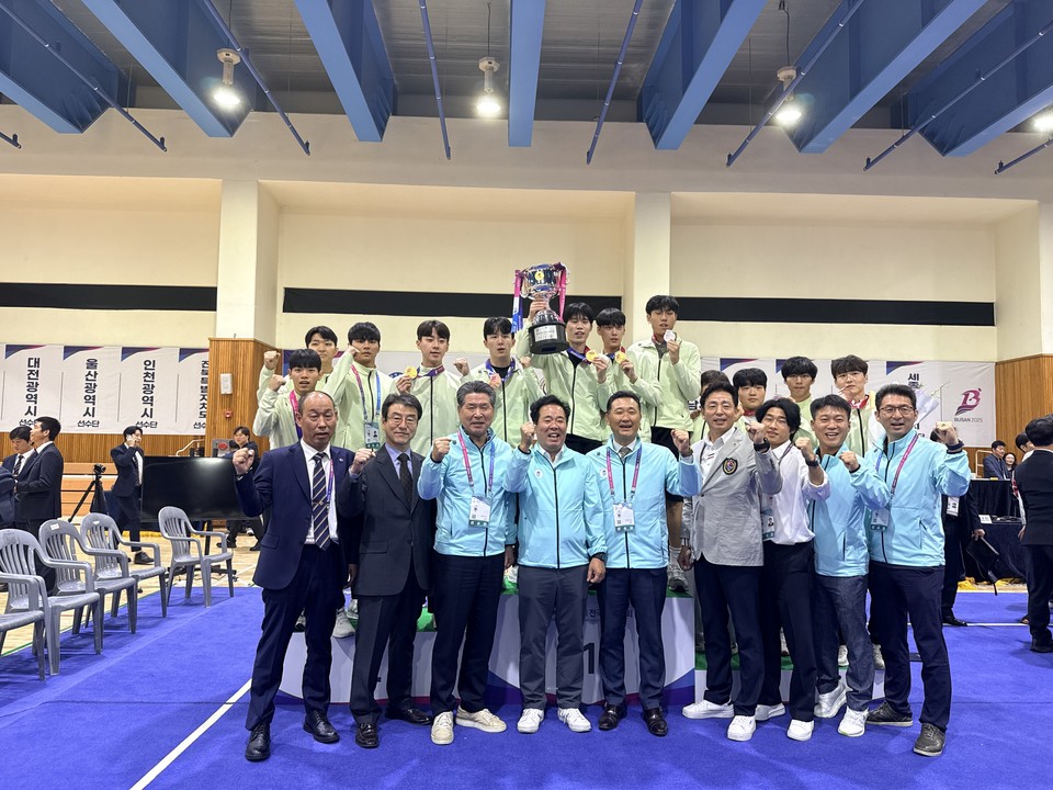 ▲ 106회 전국체전에서 우슈종목 종합우승을 차지한 충북선수단이 기념촬영을 하고 있다.
