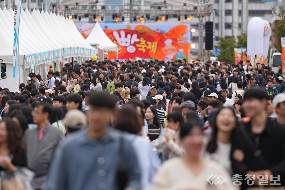 ▲ ‘2025 대전 빵축제’가 열린 소제동 카페거리 일대가 관람객들로 인산인해를 이룬 모습. 올해 축제에는 성심당을 비롯한 102개 지역 베이커리가 참여해 전국 16만 8천 명이 방문하며 대전이 명실상부한 ‘빵의 도시’임을 입증했다