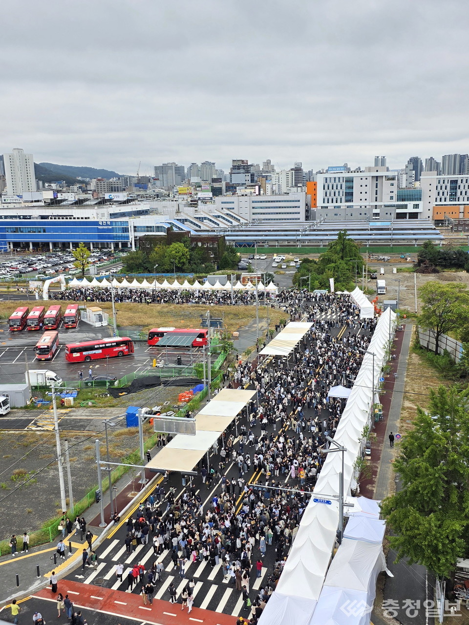 ▲ ‘2025 대전 빵축제’가 열린 소제동 카페거리 전경. 행사 이틀 동안 전국 각지에서 몰려든 관람객 16만 8천 명이 대전의 대표 빵 축제를 즐기며 거리를 가득 메웠다