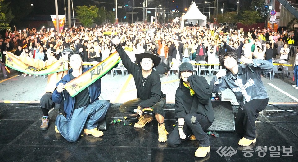 ▲ ‘2025 대전 빵축제’의 메인무대에서 인기 가수 하하와 레게 강 같은 평화(RGP) 팀이 축하공연을 마친 뒤 관람객들과 함께 기념촬영을 하고 있다. 축제 현장은 환호와 열기로 가득 차 대전이 진정한 ‘빵잼도시’임을 보여줬다