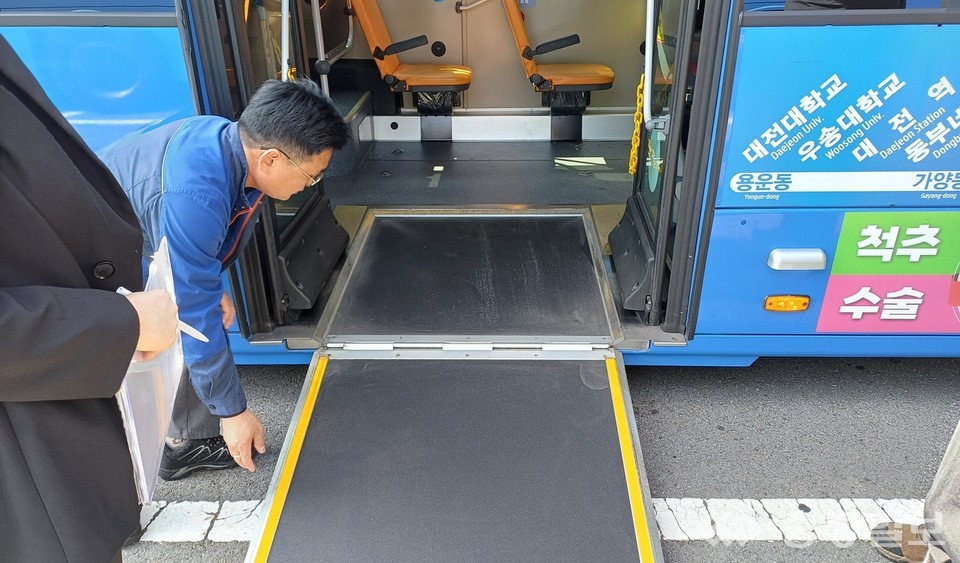 ▲ 대전시 점검반이 저상버스의 리프트 작동 상태를 세밀히 확인하고 있다. 이번 점검은 시민 안전 확보와 교통 서비스 품질 강화를 위해 실시됐다