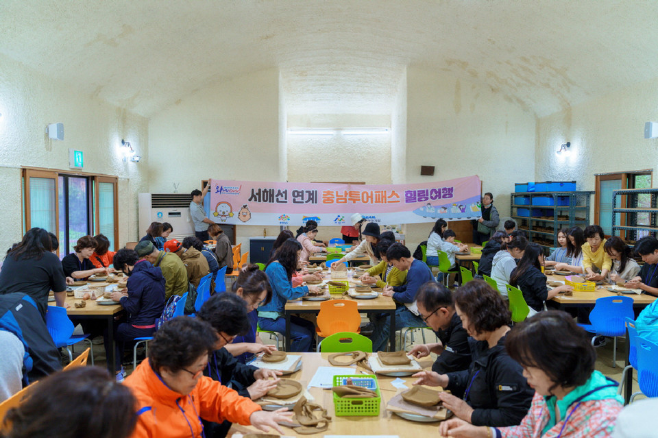 ▲ 　충남 투어패스로 떠나는 힐링 아산 두 번째 기차여행에 참여한 관광객들이 옹기체험을 하고 있다.