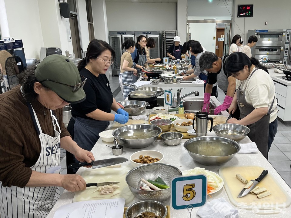 ▲ ‘제철 가을 밑반찬 교육과정’에 참여한 시민들이 계룡시 농업기술센터 조리실에서 가을 농산물을 손질하며 요리에 몰두하고 있다. 참가자들은 연근, 무화과, 늙은 호박 등 지역 제철 재료로 건강한 반찬을 직접 만들며 즐거운 배움의 시간을 가졌다