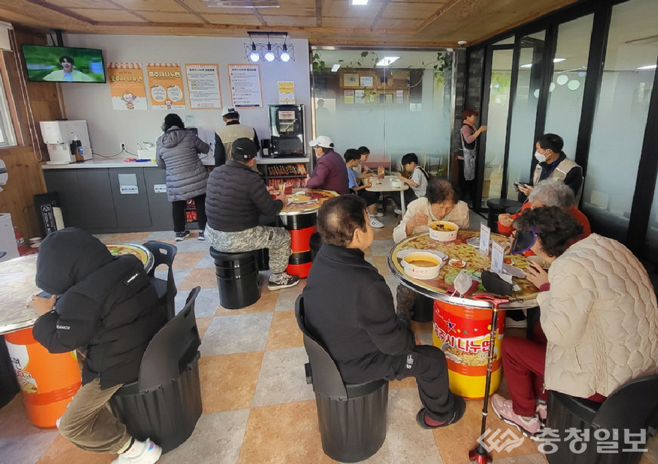 ▲ 충주시나누면을 찾은 주민들이 따뜻한 라면 한 그릇으로 허기를 채우고 있다.