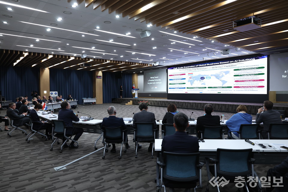 ▲ 대전 본사를 찾은 룩셈부르크 경제사절단이 한국수자원공사 관계자의 설명을 들으며 AI 기반 디지털 물관리 기술을 살펴보고 있다. 이날 양측은 첨단 물관리 시스템과 국제 공동연구 확대를 위한 협력 방안을 논의했다