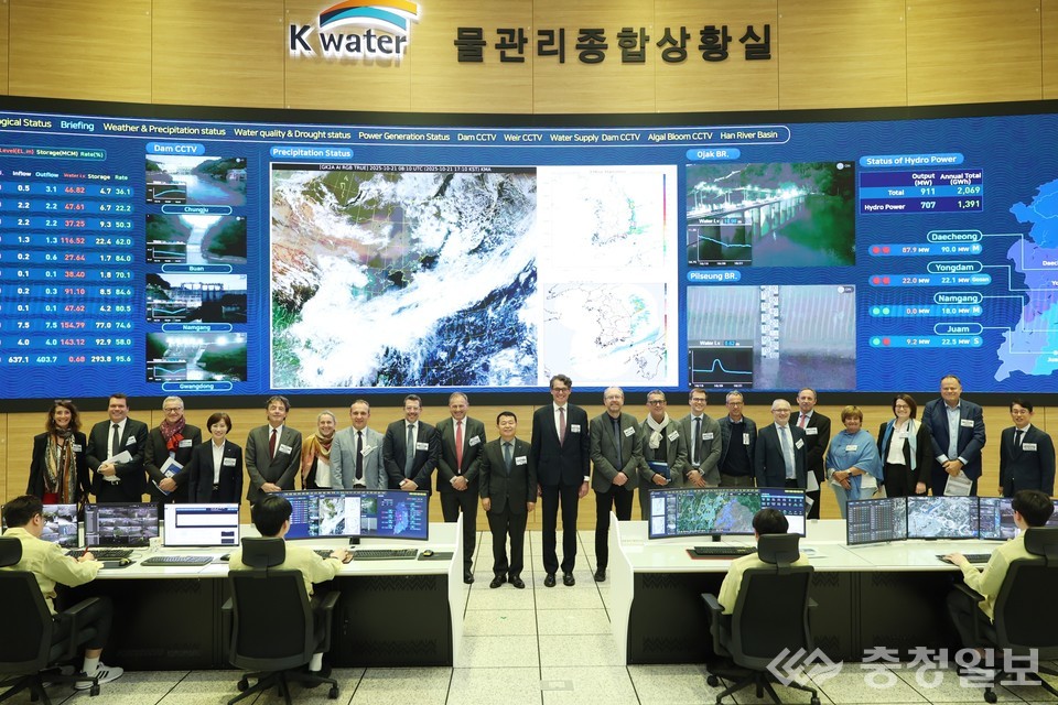 ▲ 21일, 룩셈부르크 경제사절단 한국수자원공사 대전 본사 물관리종합상황실을 방문. 사진 좌측 아홉 번째 알렉스 슈만 룩셈부르크 경제사절단 대표, 윤석대 한국수자원공사 사장, 자크 플리스 주한 룩셈부르크 대사