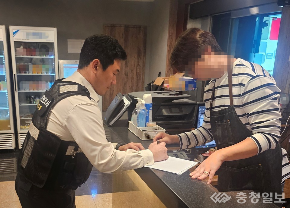 ▲ 대전소방본부 관계자가 청소년이 자주 찾는 다중이용시설을 방문해 화재안전 점검 및 관계인 컨설팅을 진행하고 있다