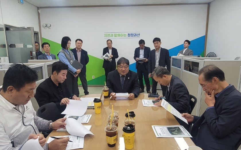 ▲ 장우성 괴산부군수가 22일 괴산군청 브리핑룸에서 최근 논란이 되고 있는 오가리 골프장 조성사업과 관련해 군의 입장을 설명하고 있다.