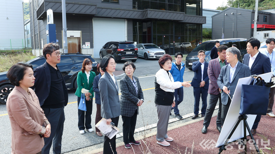 ▲ 오관영 의장(사진 중앙)과 의원들이 22일 하소산업단지를 찾아 현장 관계자들과 주차난 해소 방안 및 기업 애로사항에 대해 논의하고 있다