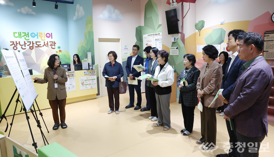 ▲ 오관영 의장과 의원들이 22일 대전어린이장난감도서관을 방문해 시설 운영 현황을 청취하고 있다