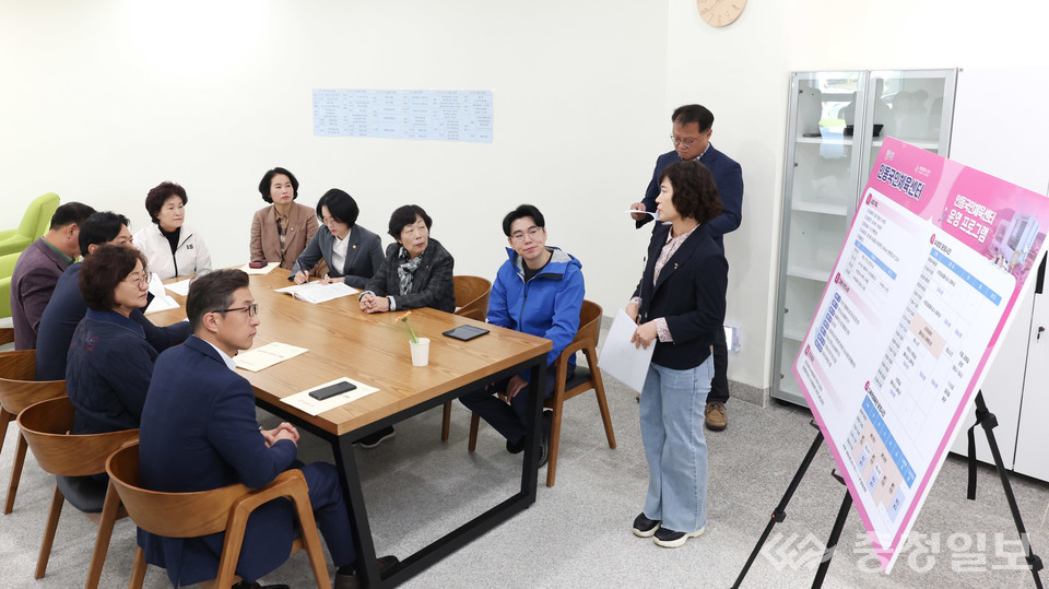 ▲ 오관영 의장과 의원들이 22일 인동국민체육센터를 찾아 운영계획과 프로그램 현황을 청취하며 주민 이용 편의 및 안전 관리 대책을 논의하고 있다