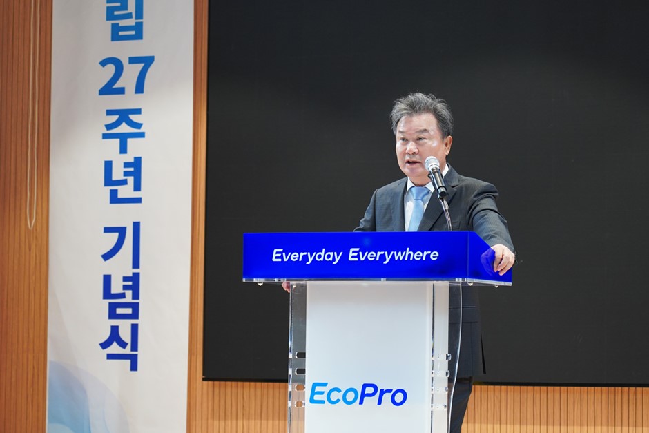 ▲ 이동채 에코프로 창업주가 창립 27주년을 맞아 충북 오창 본사에서 열린 기념식에서 기념사를 발표하고 있다.