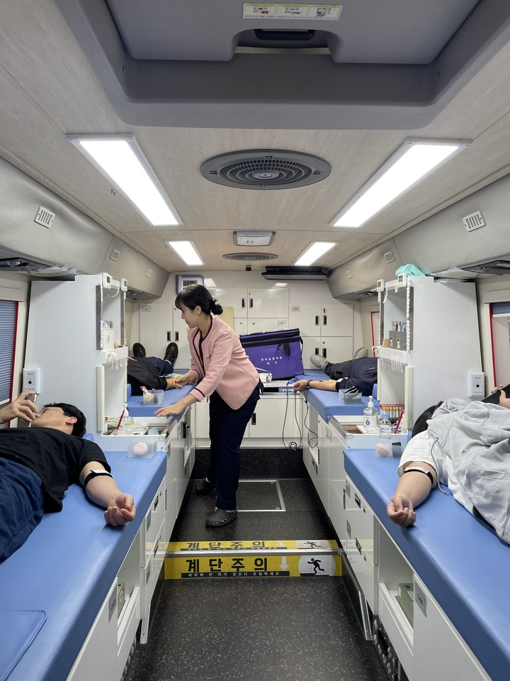 ▲ LG화학 청주공장 임직원들이 22일 대한산업보건협회 한마음혈액원과 함께 진행한 ‘사랑의 헌혈캠페인’에 참여하고 있다.