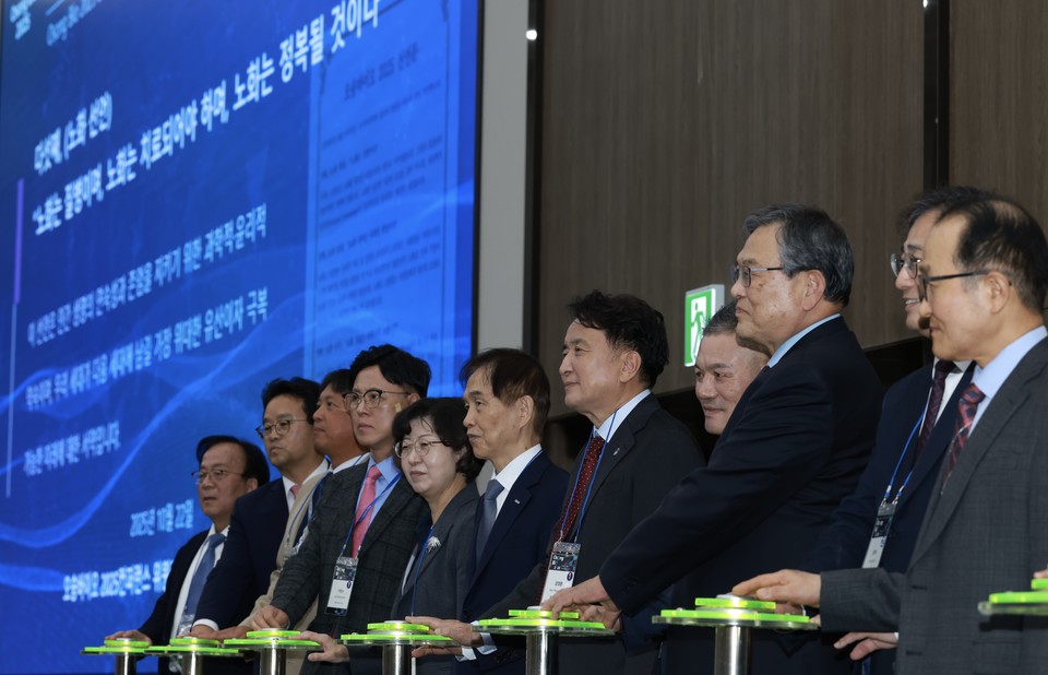 ▲ 22일 청주오스코에서 열린 '오송 바이오 2025' 국제콘퍼런스 개회식에서 김영환 충북도지사 등 참석자들이 기념 퍼포먼스를 하고 있다.